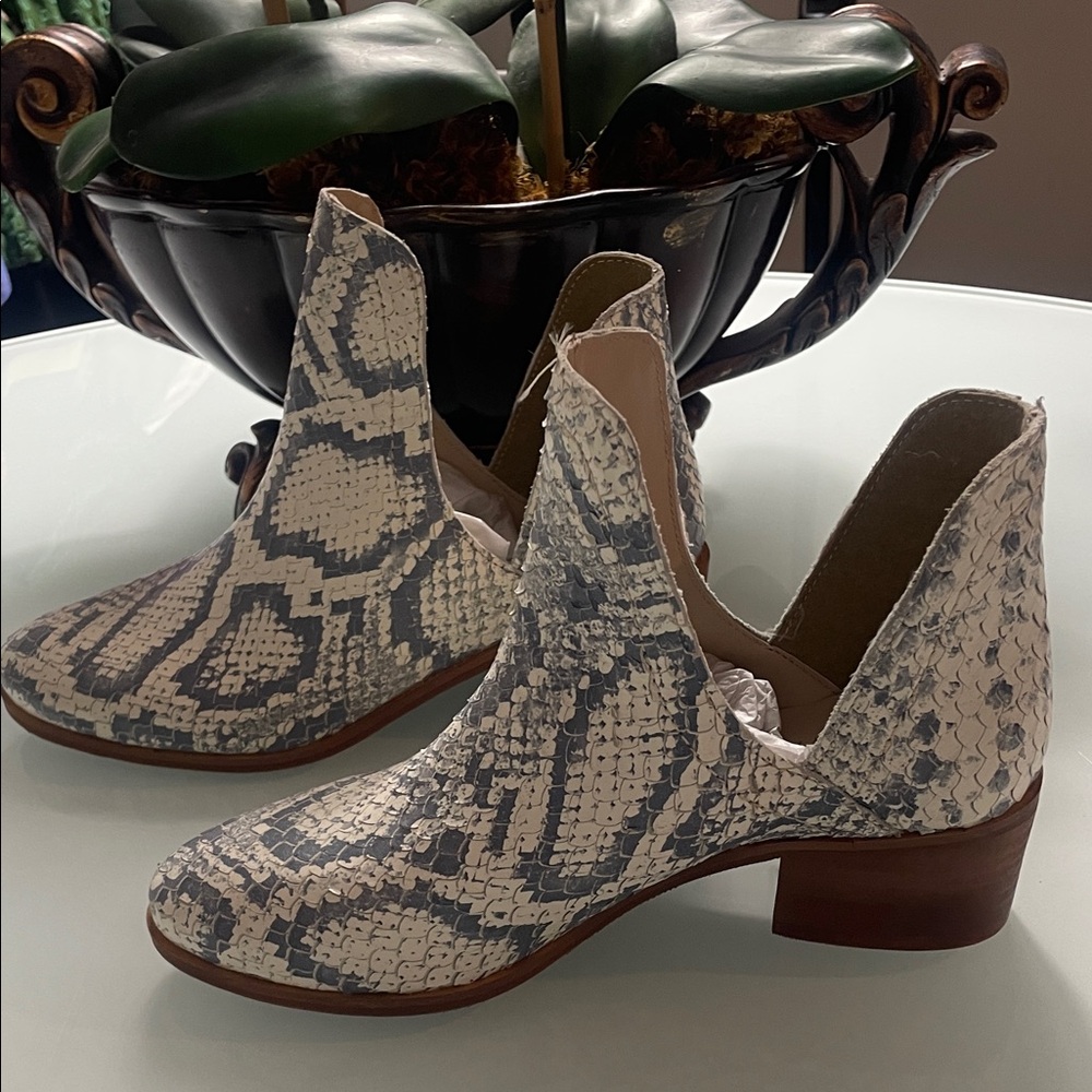 New Coconuts by Matisse Pronto Snake Print Leather Ankle Boots Sz 6 Cowgirl